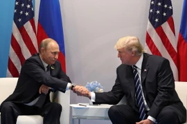 Tổng thống Nga Vladimir Putin (trái) và Tổng thống Mỹ Donald Trump (phải). (Ảnh: EPA/TTXVN)