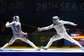 Vũ Thành An (phải) ghi điểm trong trận chung kết tại SEA Games 28, tổ chức ở Singapore.(Ảnh: Quốc Khánh/TTXVN)