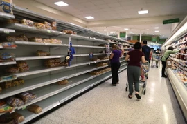 Người dân mua nhu yếu phẩm chuẩn bị đối phó với siêu bão Irma. (Ảnh: AFP/TTXVN)