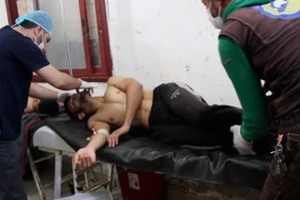 Người dân Syria được điều trị trong bệnh viện ở thị trấn Maaret al-Noman, tỉnh Idlib, sau khi bị ảnh hưởng bởi cuộc tấn công bị tình nghi sử dụng vũ khí hóa học ngày 4/4. (Ảnh: EPA/TTXVN)