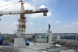 Phá dỡ xong tầng 19 - của toàn nhà số 8B Lê Trực, phường Điện Biên, quận Ba Đình, đã phá dỡ xong dơ sai phạm. (Ảnh: Minh Nghĩa/TTXVN)