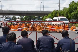 Người biểu tình bao vây ngôi đền Dhammakaya. (Ảnh: Sơn Nam/Vietnam+)