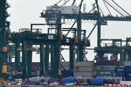 Một cảng hàng hóa ở thủ đô Singapore. (Ảnh: AFP/TTXVN)