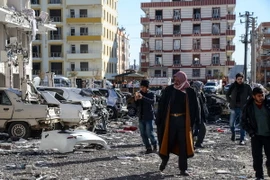 Hiện trường đổ nát sau vụ đánh bom ở Sanliurfa ngày 17/2. (Ảnh: AFP/TTXVN)