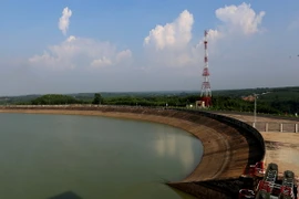 Một góc đập và hồ phụ công trình thủy điện Trị An. (Ảnh: Ngọc Hà/TTXVN)