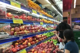 Người tiêu dùng cho mua sản phẩm rau, củ, quả có dán tem truy xuất nguồn gốc tại hệ thống siêu thị Saigon Co.op, TP.HCM. (Ảnh: Thanh Vũ/TTXVN)