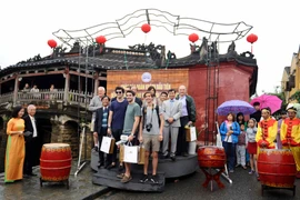 Du khách quốc tế chụp ảnh lưu niệm tại Chùa Cầu, Hội An, Quảng Nam. (Ảnh: Nguyễn Sơn/TTXVN)