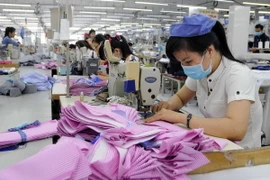 Dây chuyền may áo sơ mi tại nhà máy của Tổng công ty cổ phần may Nhà Bè. (Ảnh: An Hiếu/TTXVN)