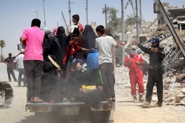 Người dân Iraq trở về Mosul sau khi thành phố này được giải phóng ngày 26/7 vừa qua. (Ảnh: AFP/TTXVN)