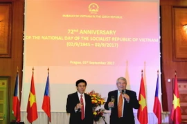 Đại sứ Hồ Minh Tuấn và Phó Chủ tịch Hạ viện Vojtech Filip cùng nâng cốc mở đầu tiệc chiêu đãi. (Ảnh: Trần Quang Vinh/TTXVN)