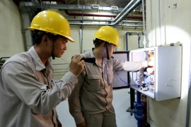 Hiệu chỉnh thiết bị tổ máy Thủy điện Thác Mơ mở rộng. (Ảnh: Ngọc Hà/TTXVN)