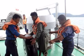 Lực lượng cứu hộ vớt được một chiếc bánh xe của máy bay quân sự bị mất tích ở ngoài khơi tỉnh Launglon ngày 8/6. (Ảnh: THX/TTXVN)