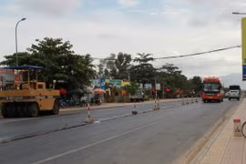 Sửa chữa khắc phục sự cố lún mặt đường tuyến Quốc lộ1A. (Ảnh: Sỹ Tuyên/TTXVN)