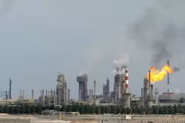 Một nhà máy lọc dầu ở ngoại ô Doha của Qatar. (Ảnh: AFP/TTXVN)