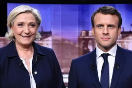 Hai ứng cử viên là ông Emmanuel Macron (phải) theo đường lối trung dung và bà Marine Le Pen (trái) thuộc phe cực hữu. (Ảnh: AFP/TTXVN)