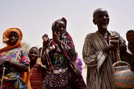 Các gia đình mất nhà cửa do những cuộc tấn công của nhóm khủng bố Boko Haram tại trại tị nạn ở làng Kidjendi, gần Diffa, Đông Nam Niger, giáp với Nigeria. (Ảnh: AFP/TTXVN)