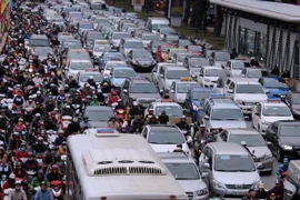 Đường Giảng Võ, quận Đống Đa phương tiện nườm nượp đan vào nhau như nêm. (Ảnh: Huy Hùng/TTXVN)