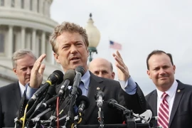 Thượng nghị sỹ Rand Paul đứng giữa giữa. (Ảnh: AFP/TTXVN)