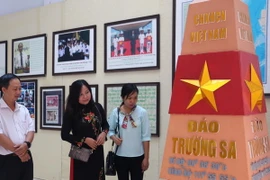 Khách tham quan triển lãm. (Ảnh: Công Mạo/TTXVN)