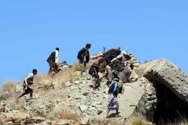 Lực lượng trung thành với Tổng thống Yemen Abedrabbo Mansour Hadi trong cuộc giao tranh với phiến quân Houthi ở thành phố Taez ngày 19/12/2016. (Ảnh: AFP/TTXVN)