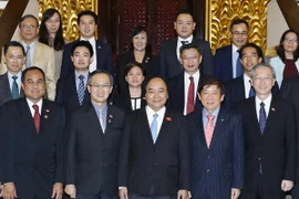 Thủ tướng Nguyễn Xuân Phúc tiếp ông Khaw Boon Wan, Chủ tịch Đảng Hành động Nhân dân Singapore (PAP), Bộ trưởng Điều phối Cơ sở hạ tầng, Bộ trưởng Giao thông Singapore. (Ảnh: Thống Nhất/TTXVN)