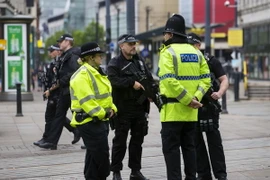 Cảnh sát Anh tăng cường an ninh tại Manchester ngày 28/5 vừa qua. (Ảnh: AFP/TTXVN)
