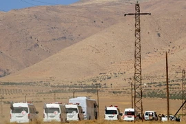 Đoàn xe chở các tay súng IS chuẩn bị rời khỏi Qara, tỉnh miền tây Qalamoun tới Deir al-Zour, ngày 28/8 vừa qua. (Ảnh: THX/TTXVN)