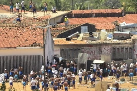 Các nhóm tù nhân xung đột tại nhà tù ở Alcacuz, Natal, Brazil ngày 19/1 vừa qua. (Ảnh: EPA/TTXVN)