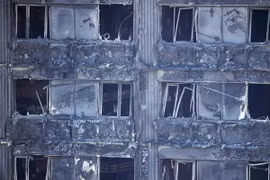 Tòa chung cư Grenfell Tower bị phá hủy sau vụ hỏa hoạn. (Ảnh: AFP/TTXVN)