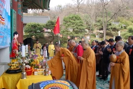 Phần nghi thức dâng hương trong buổi Đại lễ cầu siêu. (Ảnh: Vũ Toàn-Hữu Tuyên/Vietnam+)