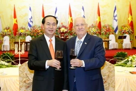 Chủ tịch nước Trần Đại Quang và Phu nhân mở tiệc chiêu đãi trọng thể Tổng thống Israel Reuven Ruvi Rivlin và Phu nhân đang thăm cấp Nhà nước Việt Nam. (Ảnh: Nhan Sáng/TTXVN)