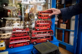 Hàng hóa được bày bán tại một khu chợ ở quận Notting Hill, London ngày 8/8 vừa qua. (Ảnh: AFP/TTXVN)