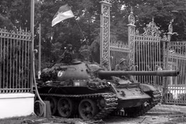Xe tăng quân Giải phóng tiến vào chiếm Dinh Độc Lập, trưa 30/4/1975. (Ảnh: Trần Mai Hưởng/TTXVN)