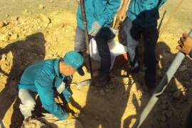 Cất bốc mộ liệt sỹ. (Ảnh minh họa: K GỬIH/TTXVN)