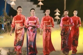 Vẻ đẹp thướt tha, dịu dàng và nữ tính của áo dài đã trở thành trang phục mang đậm dấu ấn thuần phong, mỹ tục của dân tộc Việt Nam. (Ảnh: Trọng Đạt/TTXVN)