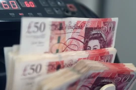 Giao dịch đồng bảng Anh. (Ảnh: AFP/TTXVN)