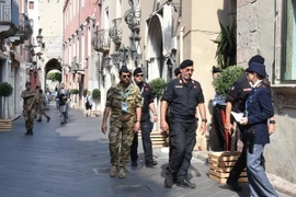 Lực lượng an ninh được triển khai tại thị trấn Sicilian, Taormina. (Ảnh: EPA/TTXVN)