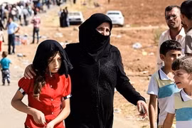Những người tị nạn Syria đến cửa khẩu qua Oncupınar, gần thị trấn Kilis, miền nam Thổ Nhĩ Kỳ, để vượt biên đến Syria. (Nguồn: AFP)