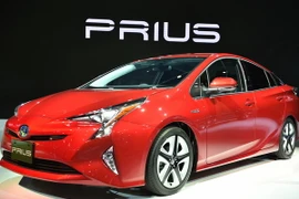 Một mẫu xe Prius của Toyota được giới thiệu trong buổi họp báo trước thềm triển lãm ôtô Tokyo của Nhật Bản. (Ảnh: AFP/TTXVN)