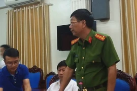 Đại tá Phạm Văn Sử, Phó Giám đốc Công an tỉnh Hòa Bình báo cáo tình hình vụ việc. (Ảnh: Nhan Sinh/TTXVN)