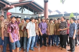 Ngư dân Việt Nam được phía Indonesia hoàn thành các thủ tục xuất cảnh và trao trả về nước tại cửa khẩu sân bay quốc tế Sukarno Hatta, Jakarta. (Ảnh: Đỗ Quyên/TTXVN)