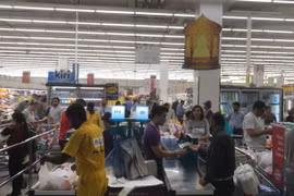 Người dân Qatar mua sắm tại các siêu thị cao hơn bình thường.(Nguồn: aljazeera)