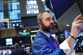 Các giao dịch viên tại sàn giao dịch chứng khoán New York. (Ảnh: AFP/TTXVN)