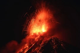 Núi lửa Volcano of Fire phun trào tại Alotenango thuộc Sacatepequez, Guatemala ngày 25/1. (Ảnh: EPA/TTXVN)