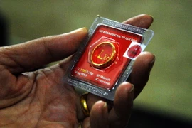 Nhẫn lộc là một trong những mẫu hàng được bán ra nhiều nhất trong ngày Vía Thần Tài. (Ảnh: Quang Quyết/TTXVN)