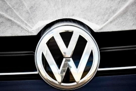 Biểu tượng của hãng Volkswagen tại nhà máy sản xuất ôtô ở Wolfsburg, Đức ngày 5/1 vừa qua. (Ảnh: EPA/TTXVN) 