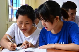 Học sinh lớp 12 ôn luyện để chuẩn bị cho kỳ thi THPT quốc gia. (Ảnh Công Luật/TTXVN)