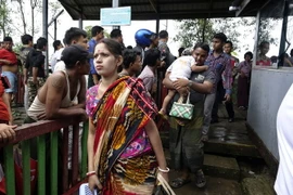 Người dân sơ tán khỏi khu vực xảy ra xung đột bạo lực ở bang Rakhine ngày 30/8 vừa qua. (Ảnh: EPA/TTXVN)