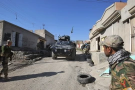 Lực lượng an ninh Iraq triển khai tại làng al-Buseif, phía nam Mosul trong cuộc tấn công nhằm giải phóng khu vực phía Tây thành phố này ngày 21/2 vừa qua. (Ảnh: AFP/TTXVN)