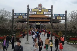 Khách tham quan Đại nội Huế. (Ảnh: Quốc Việt/TTXVN)